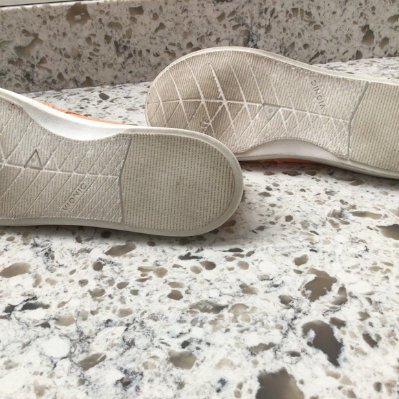 Vionic slip on Beach shoes - Picture 3 of 6